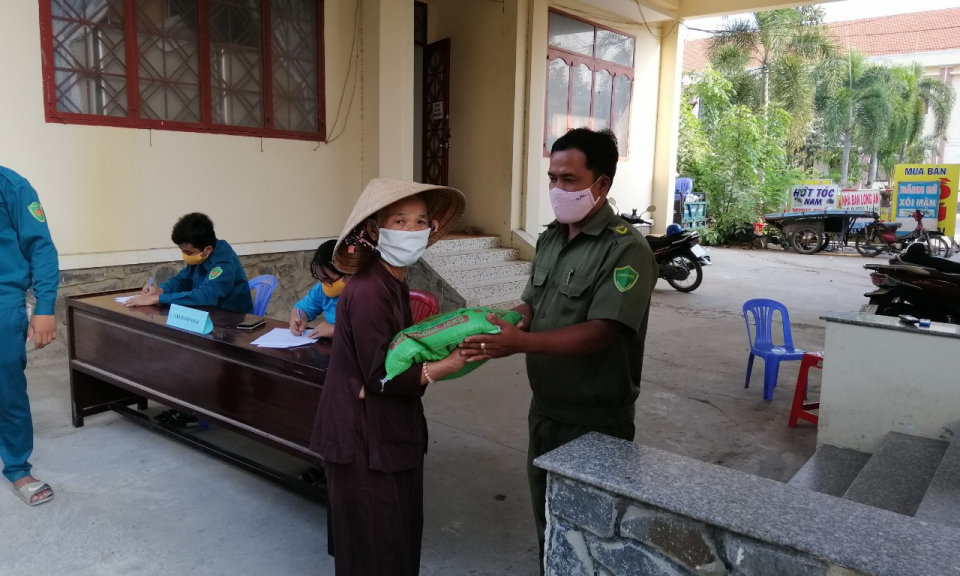 Đức Hòa: Trao tặng gạo cho hộ gia đình khó khăn bị ảnh hưởng bởi dịch Covid-19
