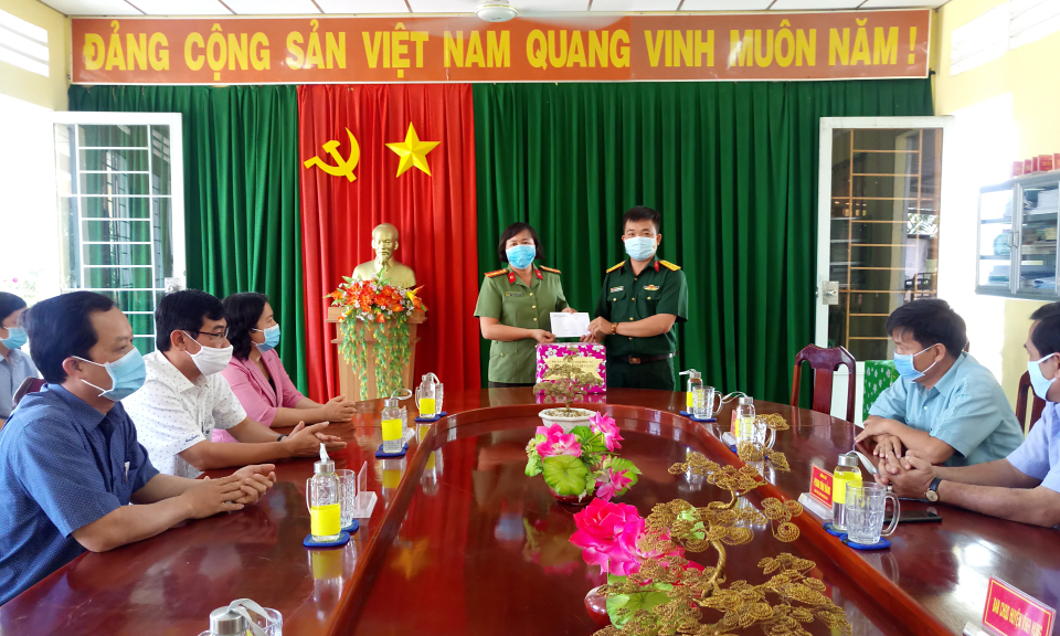 Bến Lức: Hỗ trợ lực lượng vũ trang làm nhiệm vụ phòng, chống dịch bệnh nơi tuyến đầu