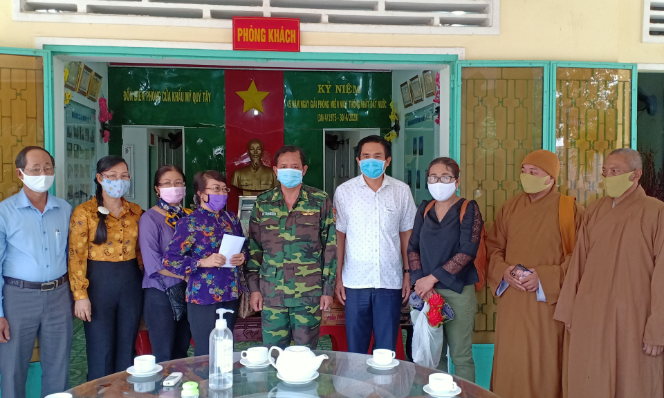 Tặng quà cho các chốt biên phòng địa bàn huyện Đức Huệ