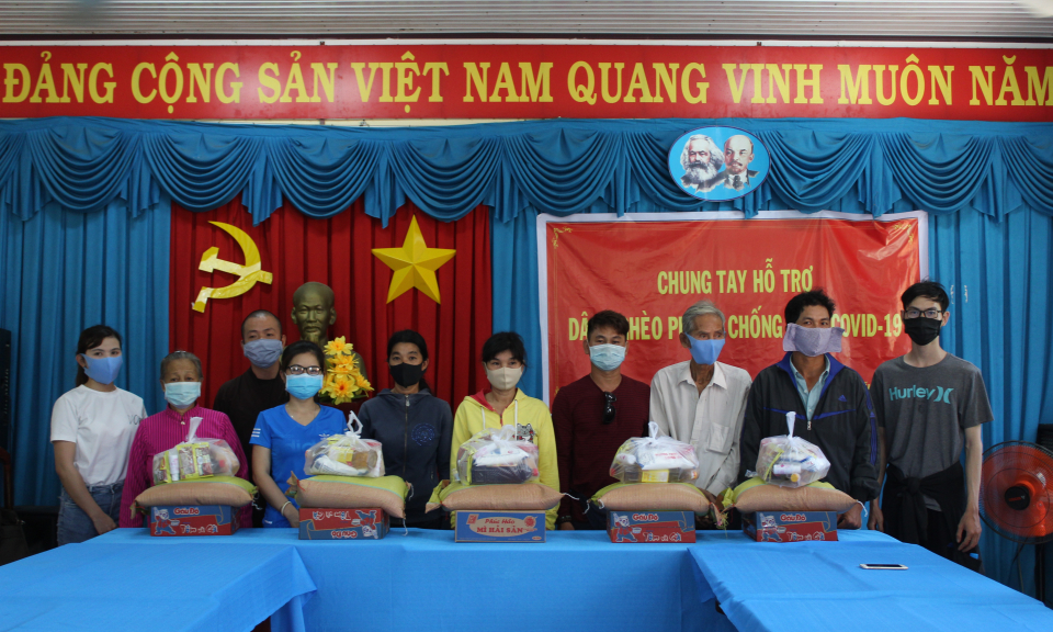 Chung tay hỗ trợ dân nghèo biên giới phòng chống dịch bệnh Covid- 19