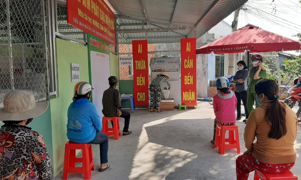 TP Tân An: Khai trương máy ATM gạo miễn phí