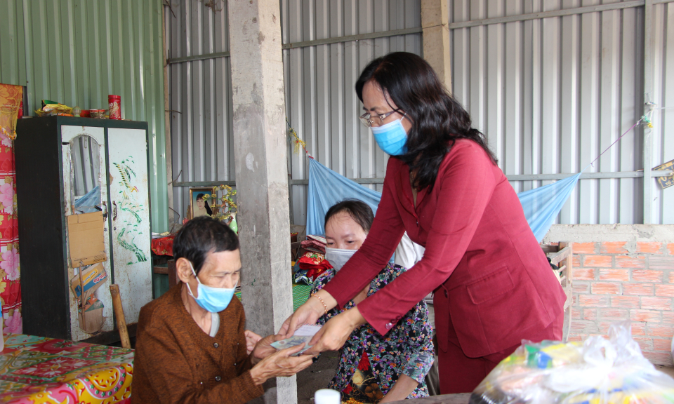 Thủ Thừa: Qũy Thiện Tâm-Tập đoàn VinGroup tặng quà cho người bệnh hiểm nghèo