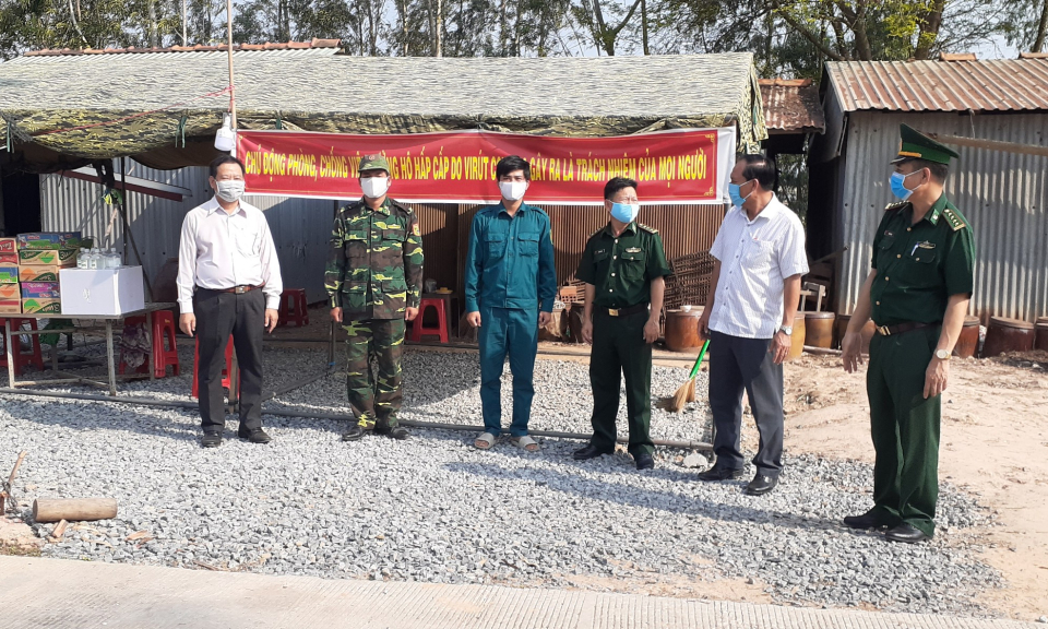 Tân Hưng: Thăm cán bộ, chiến sĩ tại các chốt biên giới nơi tuyến đầu chống dịch