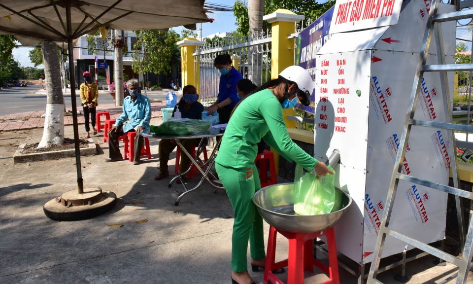 Tân Hưng: Phát gạo miễn phí cho hộ nghèo bị ảnh hưởng bởi COVID-19