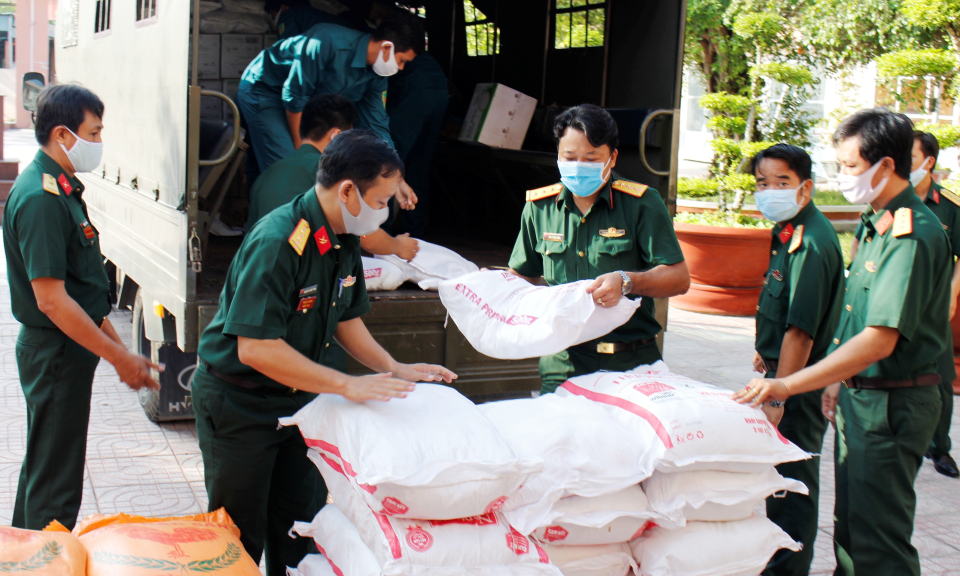 Bộ tư lệnh TPHCM tặng quà Ban CHQS huyện Cần Đước kinh phí trên 140 triệu đồng