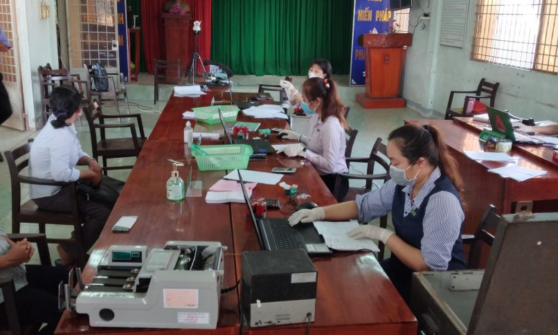 Ngân hàng Chính sách xã hội huyện Tân Trụ chung tay thực hiện đảm bảo các biện pháp phòng, chống dịch Covid-19