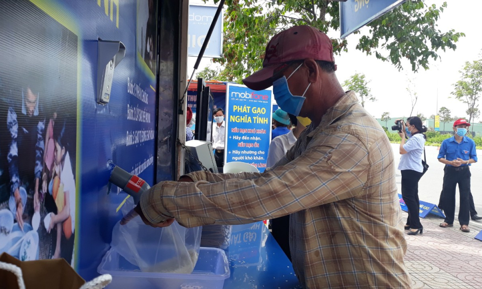 TPTân An: Ấm lòng ATM gạo và bách hóa 0 đồng
