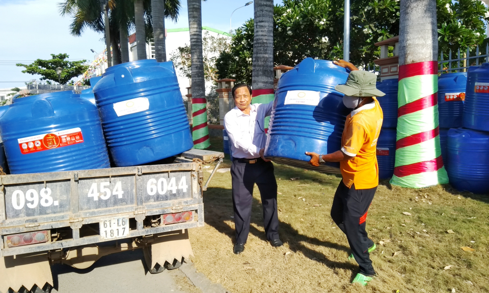 Cần Đước: Tặng 500 bồn chứa nước cho hộ nghèo
