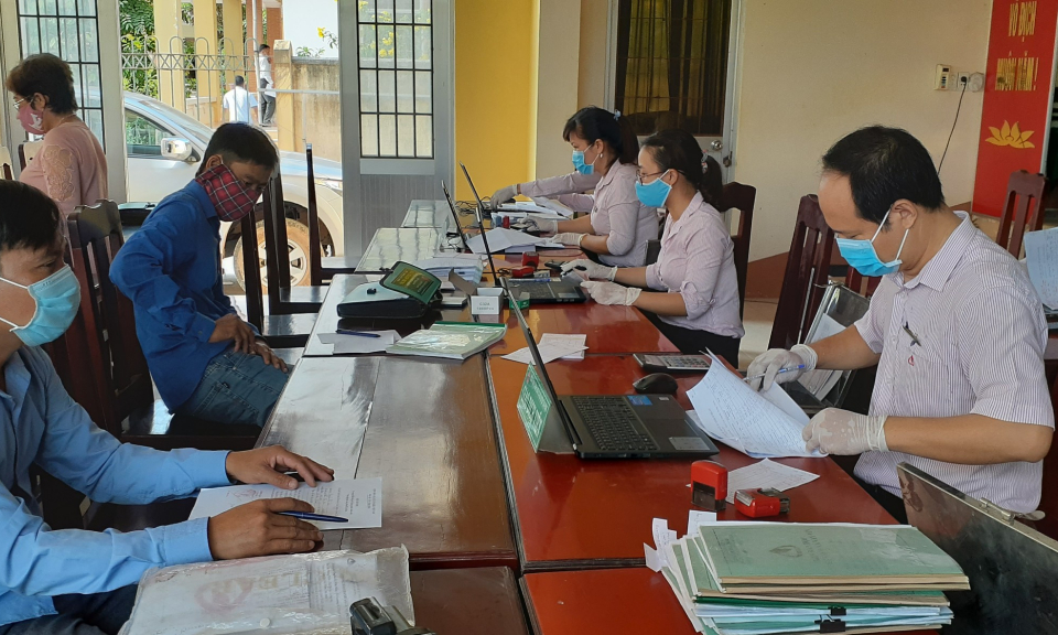 Tân Hưng, Đức Hòa : NHCSXH đảm bảo các biện pháp phòng, chống dịch khi hoạt động trở lại
