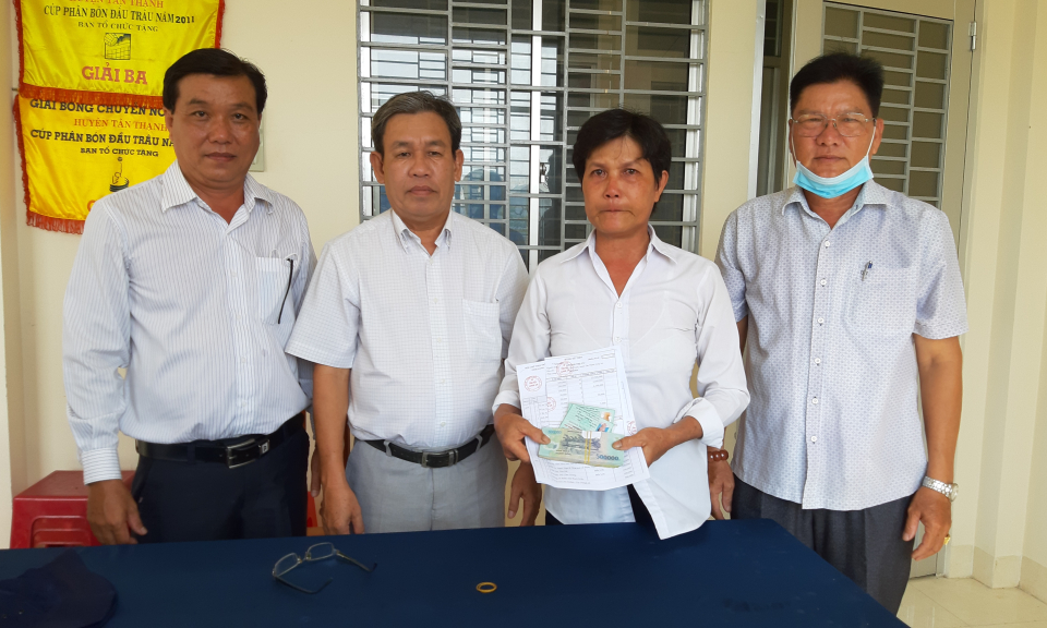 Hội chữ thập đỏ tỉnh Long An trao tiền hỗ trợ từ chương trình Vượt qua hiểm nghèo
