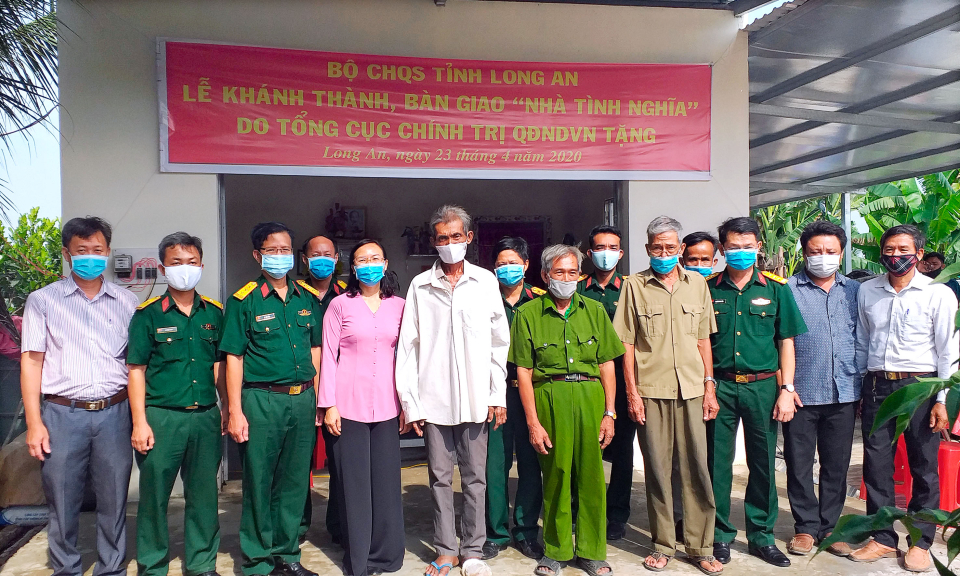 Tân Thạnh: Tổng cục Chính trị QĐND Việt Nam tặng 03 căn nhà tình nghĩa