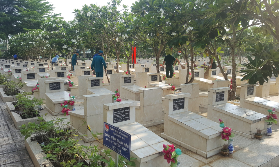 Đức Huệ: Ra quân dọn vệ sinh nghĩa trang liệt sỹ huyện