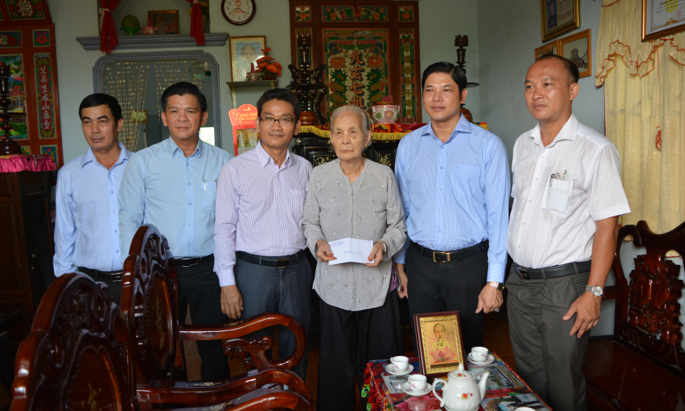 Bí thư huyện ủy Cần Giuộc thăm và tặng quà MVNAH, thương binh