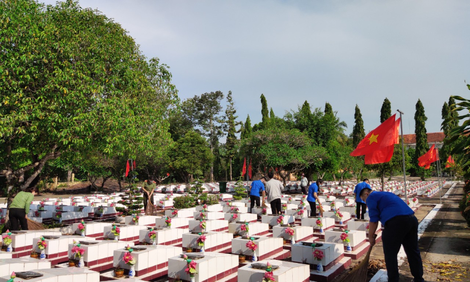 Đoàn viên thanh niên chăm sóc nghĩa trang liệt sĩ huyện Đức Hòa