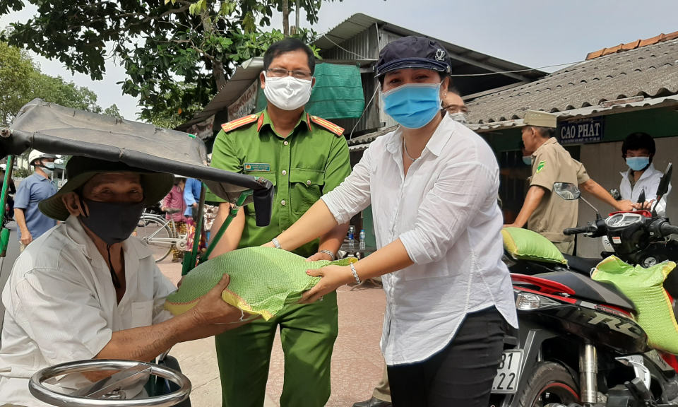 TP Tân An: Trao tặng quà hỗ trợ người nghèo mùa dịch Covid-19