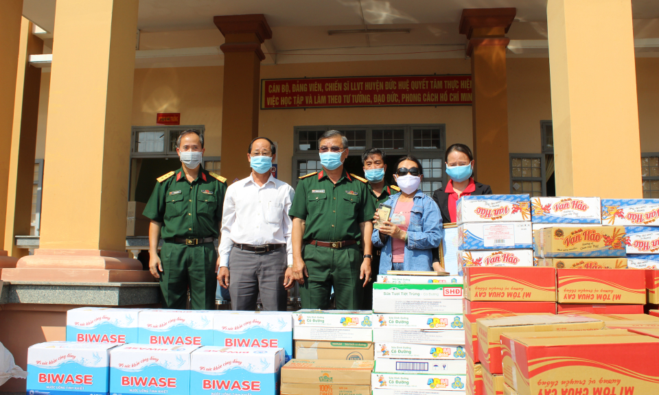 Bộ Tư lệnh thành phố Hồ Chính Minh tặng quà cho các lực lượng vũ trang trên tuyến biên giới huyện Đức Huệ