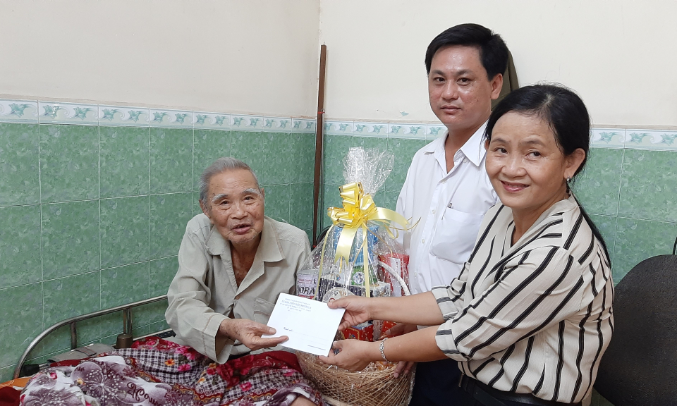TP Tân An: Thăm, tặng quà AHLLVT Nguyễn Văn Chiểu