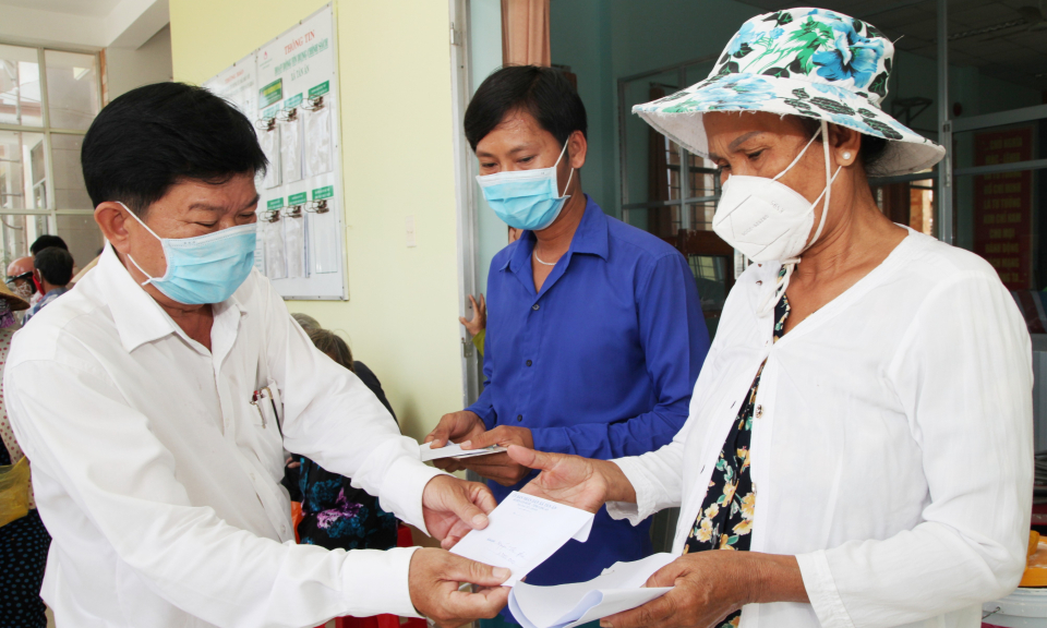 Cần Đước, Cần Giuộc, Tân Trụ: Chi hỗ trợ cho đối tượng bị ảnh hưởng dịch Covid-19