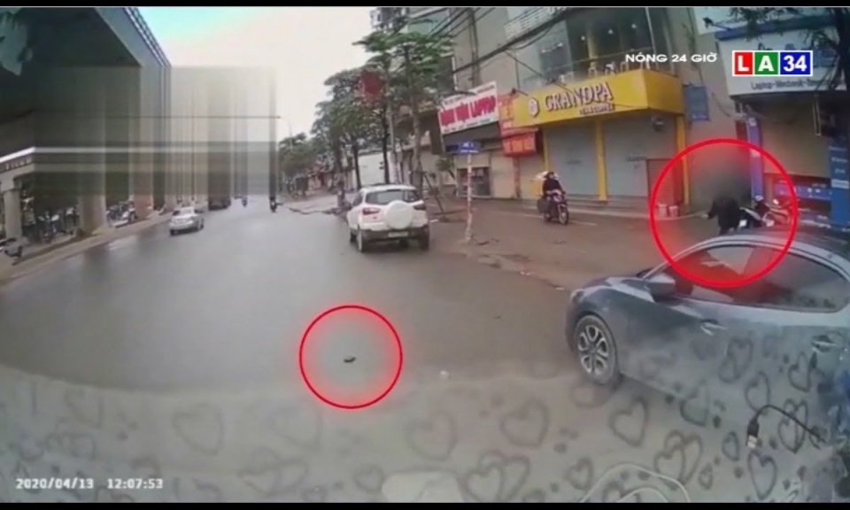 Camera nóng | Nhặt ví trả lại người đánh rơi, tài xế bị người đàn ông hất hàm đe dọa