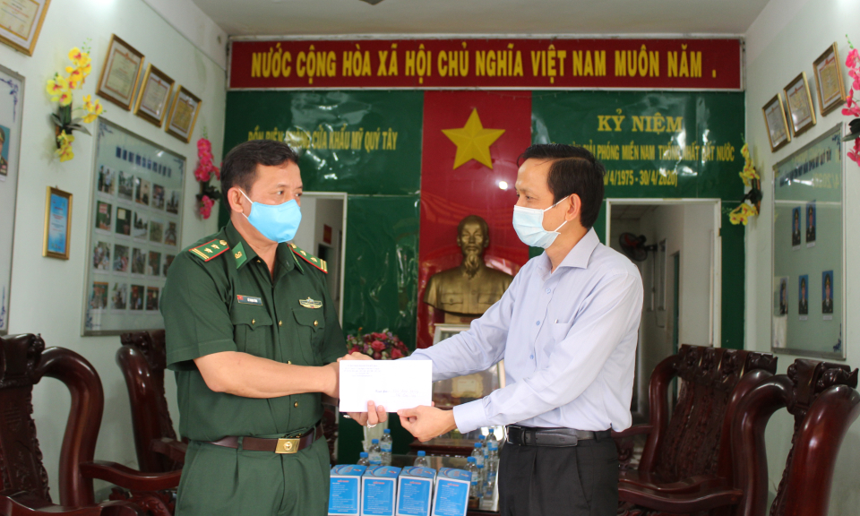 Đoàn cán bộ huyện Đức Hòa thăm các lực lượng đang làm nhiệm vụ trên tuyến biên giới trong mùa dịch Covid- 19.