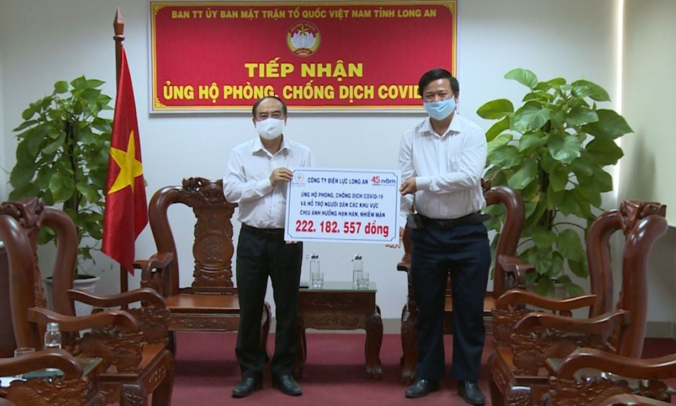 Công ty Điện lực Long An trao hơn 222 triệu đồng ủng hộ công tác phòng, chống dịch Covid – 19 và hạn hán, xâm nhập mặn