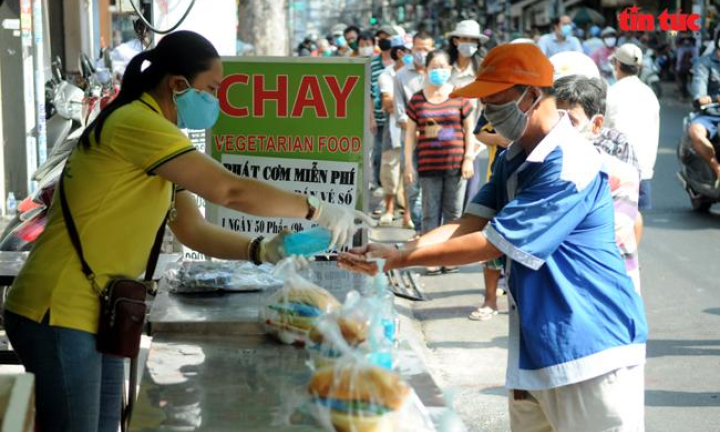 Ấm lòng với những phần quà hỗ trợ người nghèo giữa mùa dịch bệnh COVID-19