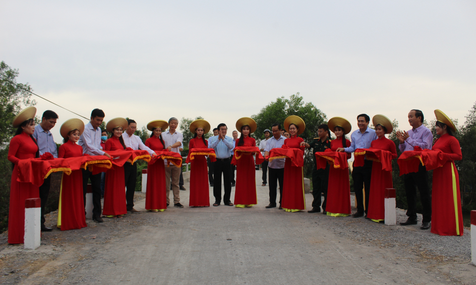 Nguyên chủ tịch nước Trương Tấn Sang dự lễ khánh thành công trình cầu, cống tại Đức Huệ