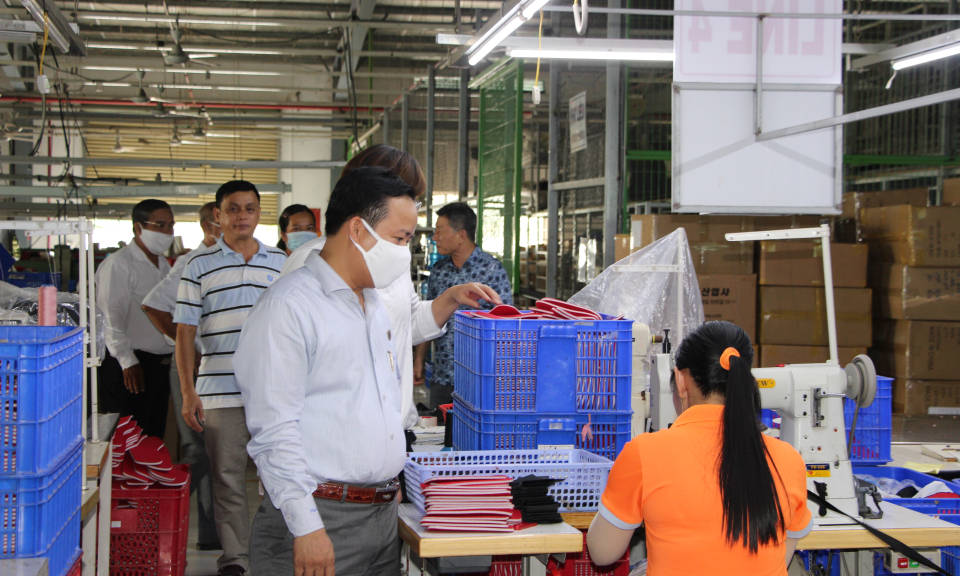 Lãnh đạo huyện Thủ Thừa thăm doanh nghiệp gặp khó khăn do ảnh hưởng dịch Covid-19