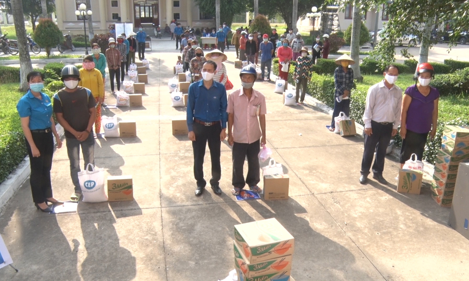CEP chi nhánh Đức Hòa tặng quà cho công nhân ảnh hưởng Covid-19