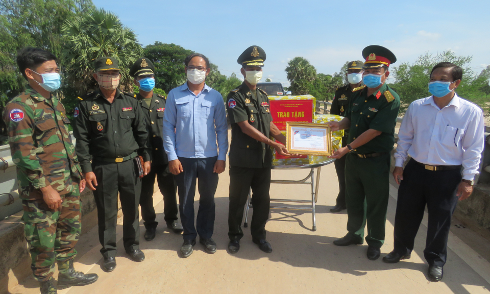 Cần Đước: Thăm, tặng quà Chi khu quân sự Baphnom, Tiểu khu quân sự Breyveng, Vương quốc Campuchia