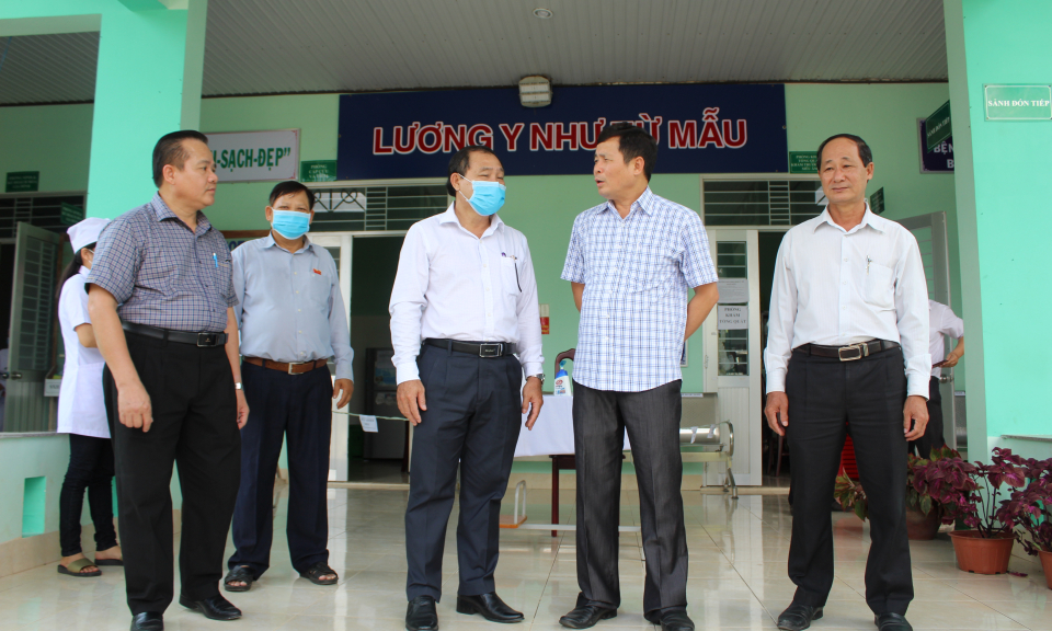 HĐND tỉnh Khảo sát công tác chăm sóc sức khỏe nhân dân và BHYT toàn dân tại huyện Đức Huệ