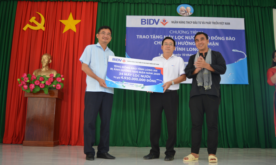 Trao tặng kinh phí mua máy lọc nước cho người dân vùng hạn mặn huyện Cần Đước, Cần Giuộc