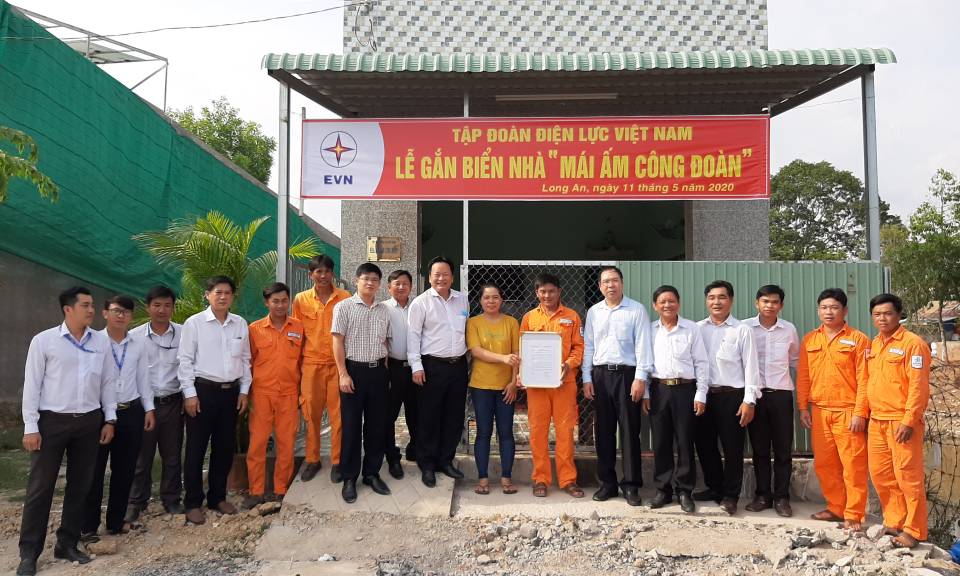 TX Kiến Tường, Đức Hòa: Trao mái ấm công đoàn cho công đoàn viên khó khăn