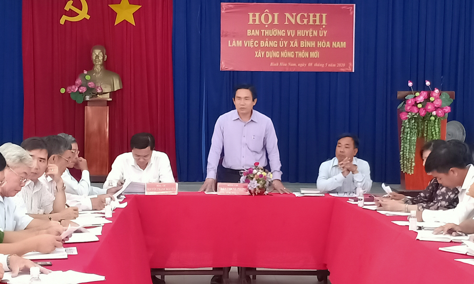 Bí thư huyện ủy Đức Huệ làm việc về xây dựng nông thôn mới