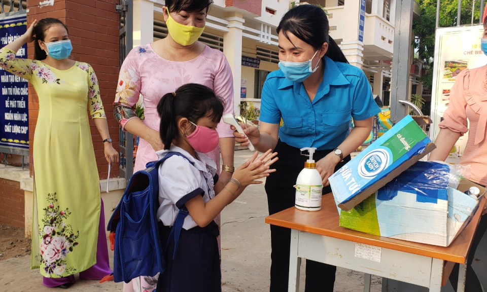 Tân Thạnh: Kiểm tra công tác đón trẻ mầm non và tiểu học đi học trở lại