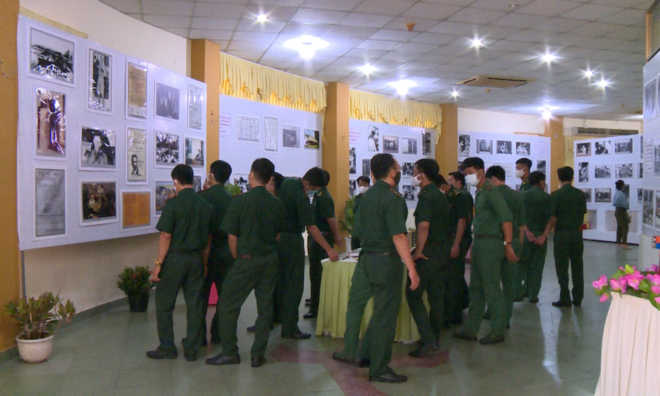 Long An: Trưng bày ảnh “Chủ tịch Hồ Chí Minh &#8211; Cuộc đời và sự nghiệp cách mạng”