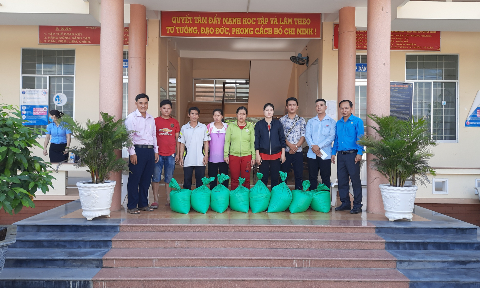 Bến Lức, Cần Đước: Tặng quà cho công nhân lao động có hoàn cảnh khó khăn