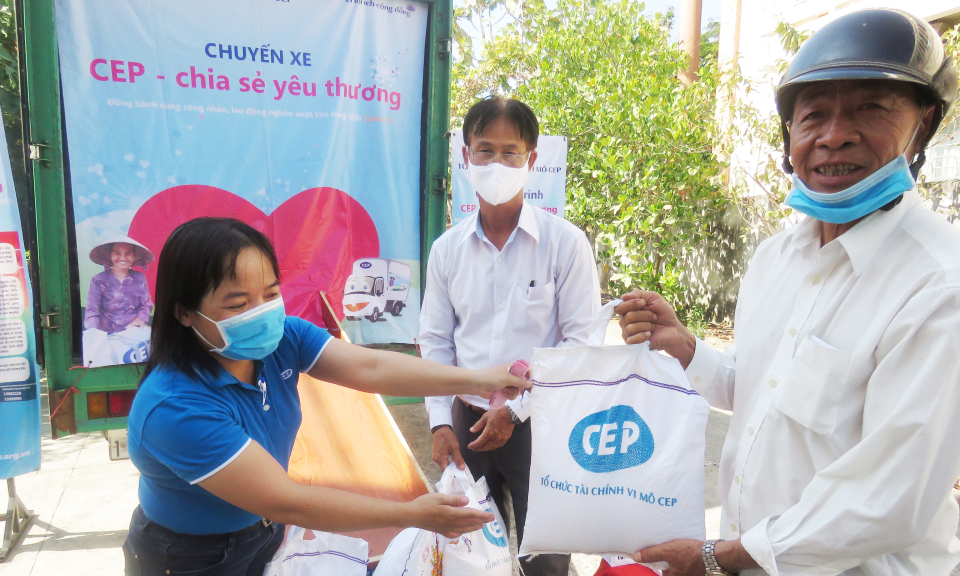 Tổ chức vi mô CEP tặng quà cho hộ nghèo khó khăn Cần Đước