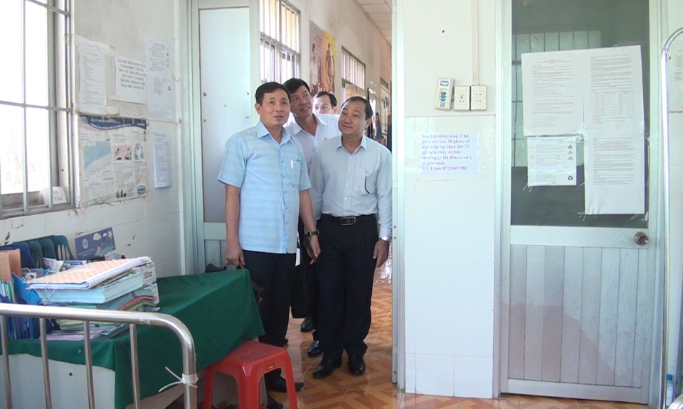 HĐND tỉnh giám sát về chăm sóc sức khỏe nhân dân tại huyện Đức Hòa