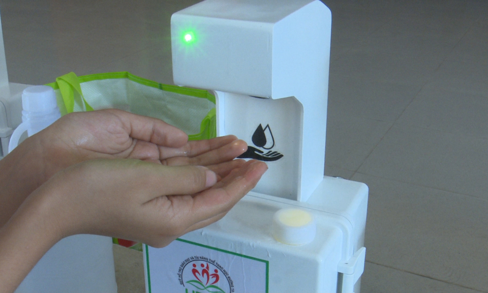 Lễ trao tặng máy rửa tay tự động phòng chống dịch Covid-19