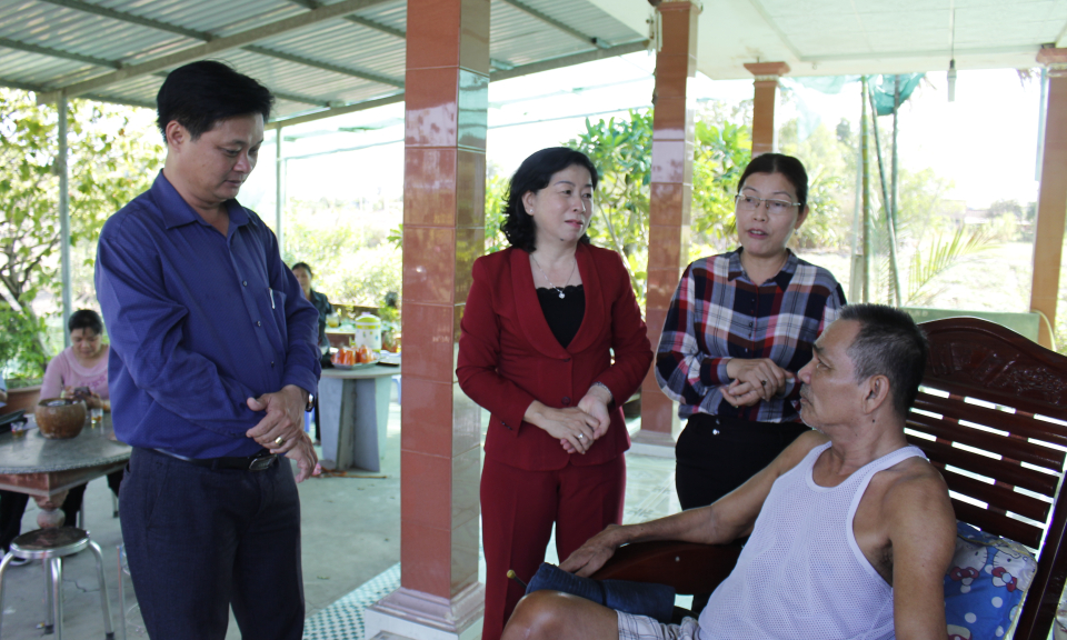 Sở Lao động &#8211; Thương binh và Xã hội tỉnh thăm nạn nhân bị tai nạn lao động tại Cần Đước