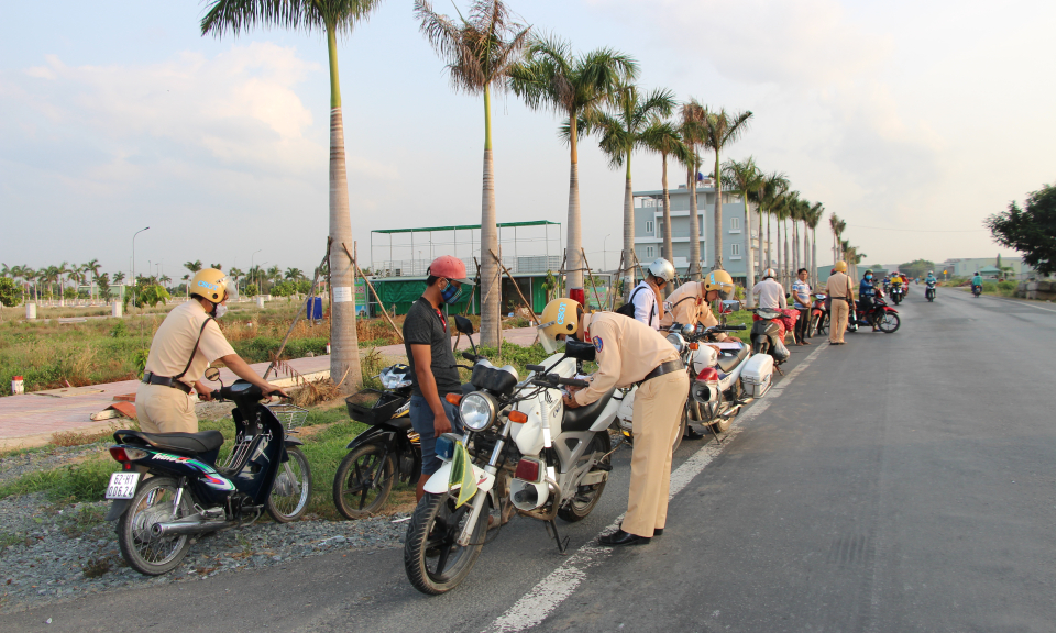 Thủ Thừa: Ra quân tổng kiểm soát phương tiện giao thông cơ giới đường bộ