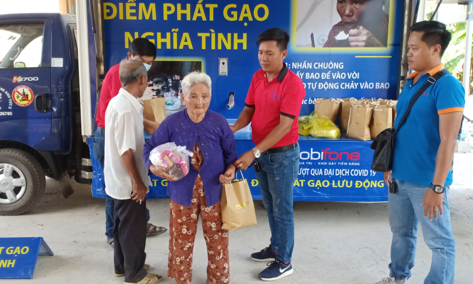 ATM gạo lưu động tiếp tục hành trình đến với người dân nghèo biên giới Đức Huệ