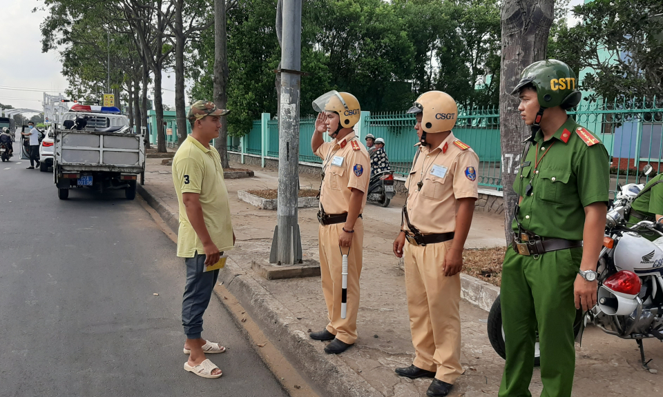 TP Tân An: Ra quân tổng kiểm sóat phương tiện giao thông