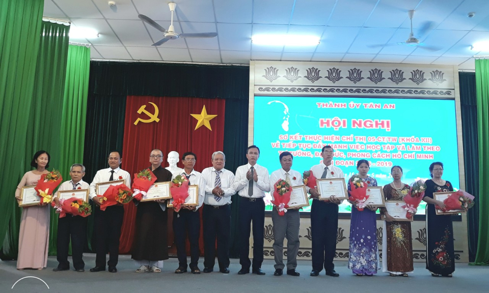 TP Tân An: Tuyên dương các cá nhân và tập thể có thành tích tốt trong thực hiện Chỉ thị 05 của Bộ Chính trị