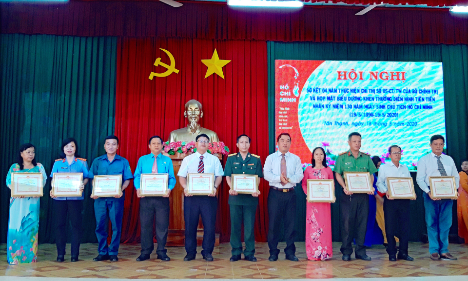 Tân Thạnh: Sơ kết 4 năm thực hiện Chỉ thị 05-CT/TW của Bộ Chính trị và họp mặt biểu dương khen thưởng điển hình tiên tiến