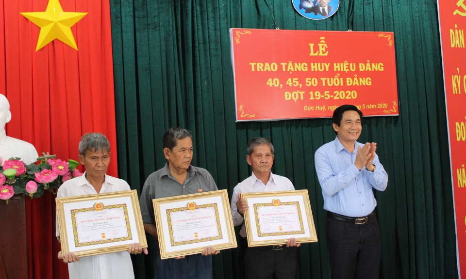 Đức Huệ, Tân Thạnh: Trao huy hiệu đảng cho các đảng viên cao niên