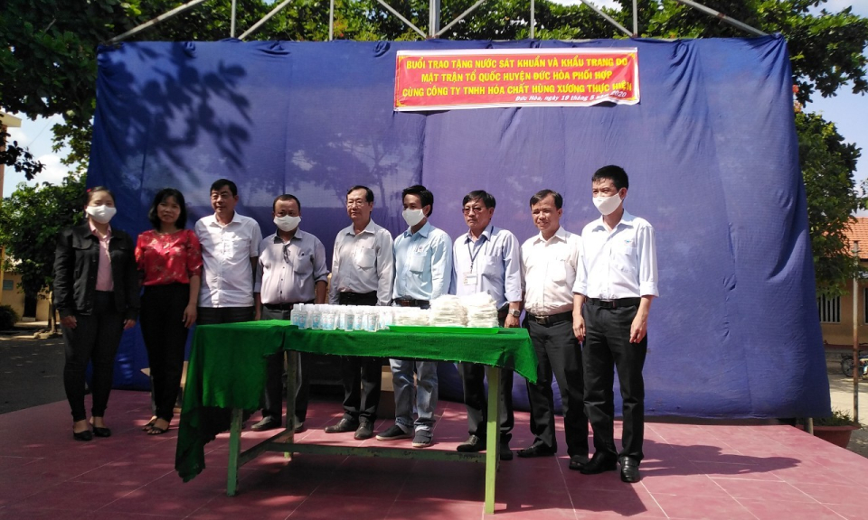 Đức Hòa: Hỗ trợ nước rửa tay, khẩu trang và tập vở cho học sinh