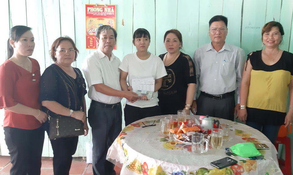 Trao tiền hỗ trợ từ chương trình Vượt qua hiểm nghèo