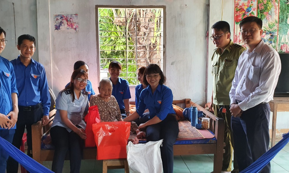 Thăm và trao tiền phụng dưỡng Mẹ Việt Nam Anh hùng Nguyễn Thị Ba